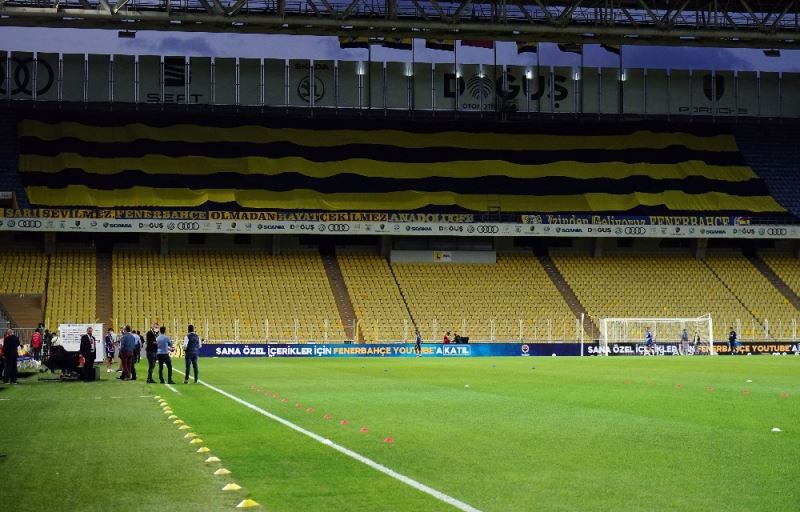 Fenerbahçe taraftarından pankartlı destek
