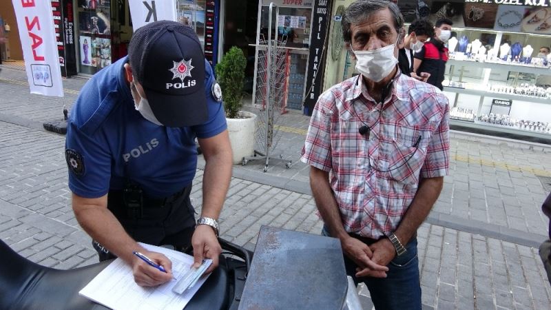 (Özel) 72 yaşındaki yaşlı kadın maske takmayanlar için gözyaşlarına boğuldu