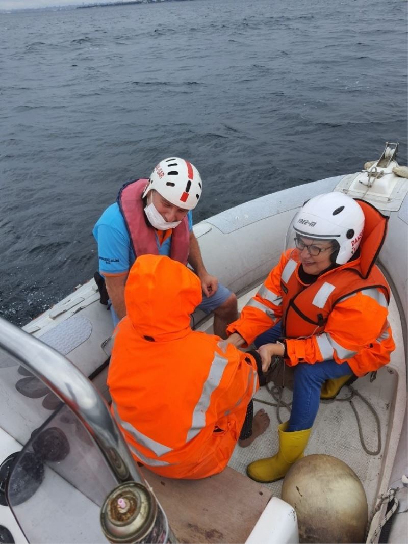 Denize atlayan kadın, 2 bin 500 metre açıkta kurtarıldı