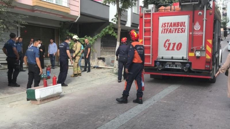 Üstüne tiner döküp kendini dükkana kilitleyen şahıs ikna edildi
