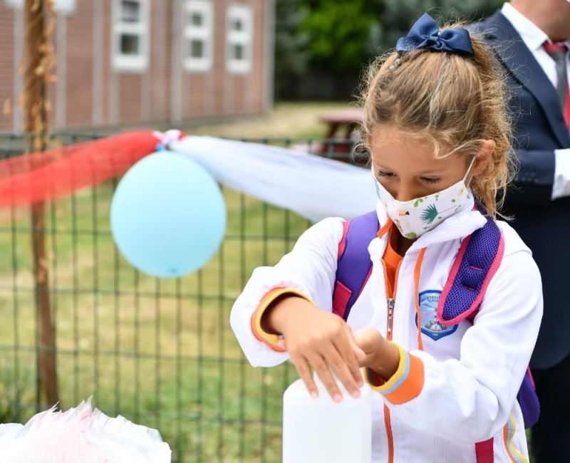 Okul zilini çalan Vali Yerlikaya’dan, öğrencilere maske ve mesafe uyarısı