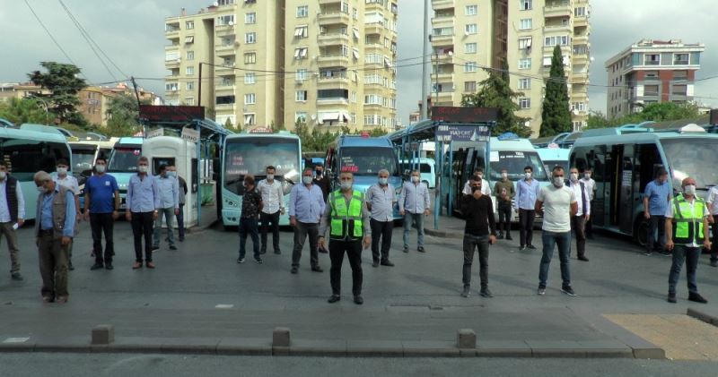 Pendikli minibüsçülerden sağlık çalışanları için saygı duruşu