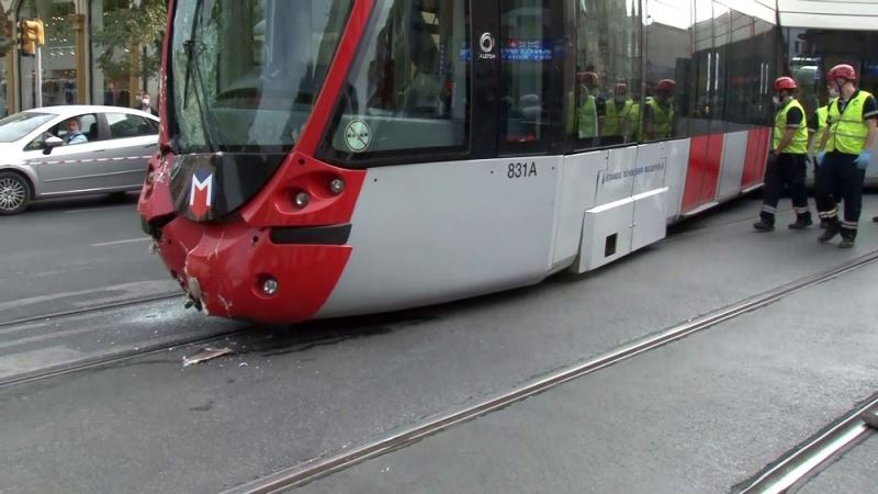 Laleli’de tramvay ile tur otobüsü çarpıştı
