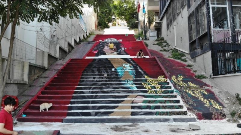 Beyoğlu’nun kullanılmayan merdivenleri sanatla buluştu
