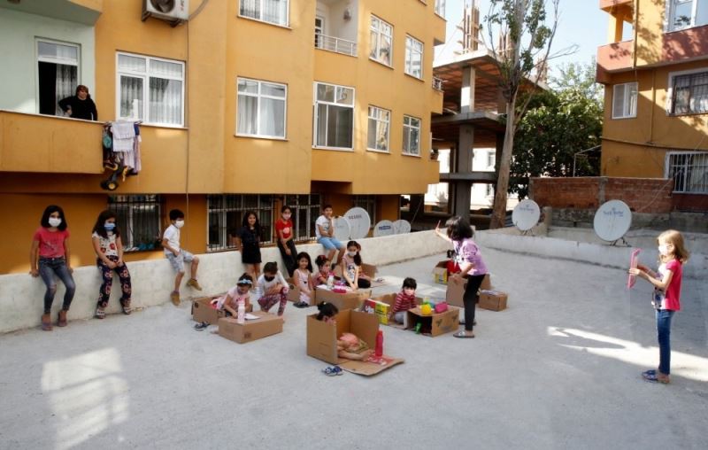 6’ncı sınıf öğrencisinden apartmanların arasında kartondan sınıf
