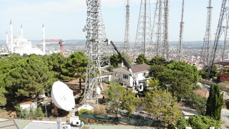 (Özel) Çamlıca Tepesi’ndeki anten vericileri sökülmeye devam ediyor