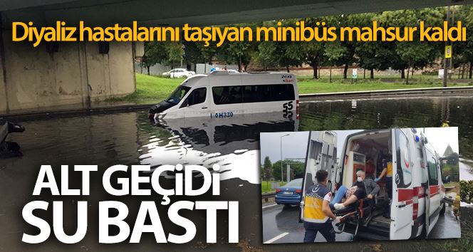 Alt geçidi su bastı, diyaliz hastalarını taşıyan minibüs mahsur kaldı