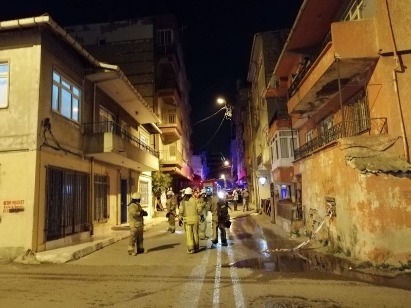 Kadıköy’de apartman girişine bırakılan motosiklet alev alması sonucu apartmandakiler binada mahsur kaldı

