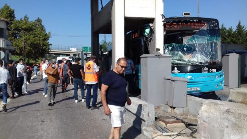 Kurtköy gişelere otobüs çarptı. Olay yerine çok sayıda ambulans sevk edildi.
