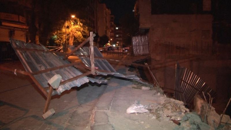 Zeytinburnu’nda kaldırım çöktü, otomobil inşaat sahasına kaydı
