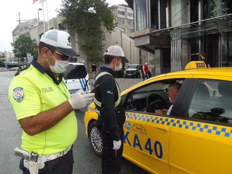 Taksim’de ticari taksilere koronavirüs denetimi
