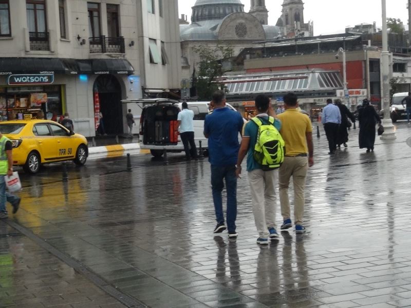 Taksim’de vatandaşlar yağmura hazırlıksız yakalandı
