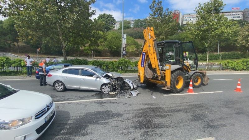 İstanbul’da kepçeye çarpan sürücü burnu bile kanamadan kurtuldu