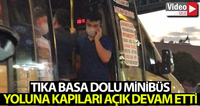 (Özel) Tıka basa dolu olan minibüs kapıları açık yoluna devam etti