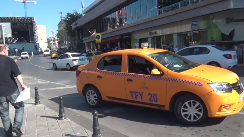 (Özel)Taksim’de yaralı kadını aracına almayan taksici tepki topladı