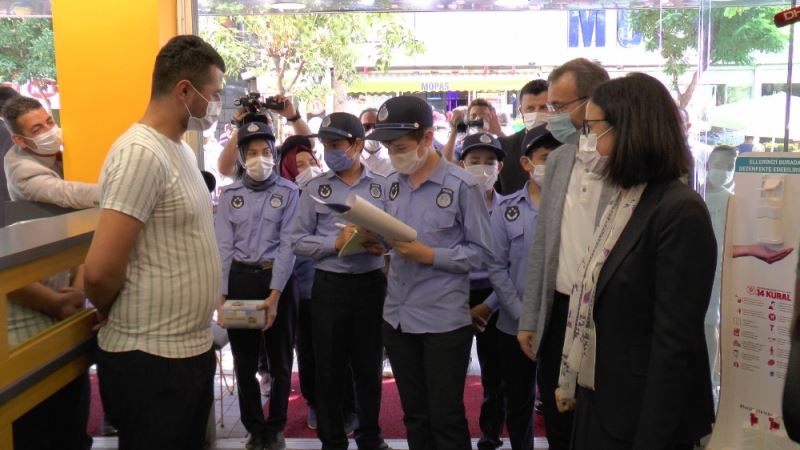 Pendik’te gönüllü minik zabıtlar ile koronavirüsü denetimi
