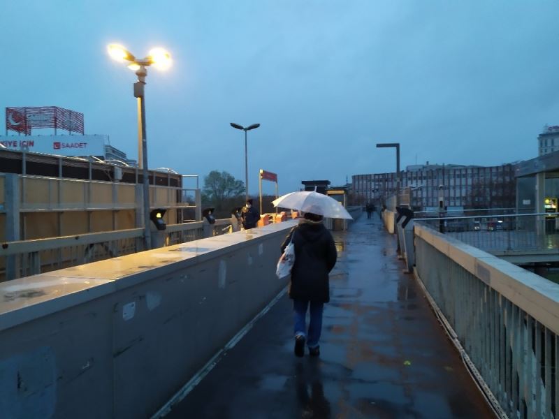 Yeni yılın ilk günü İstanbullular güne yağmurla uyandı