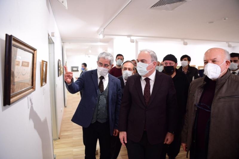 Hat sanatının zarif kalemi Ali Alparslan’ın ilk şahsi sergisi Fatih’te açıldı
