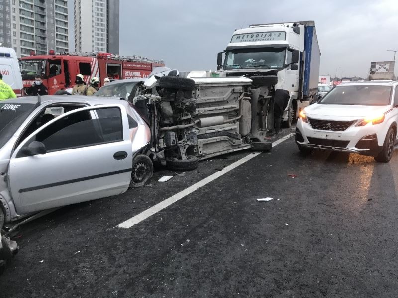 Tem Otoyolu Avcılar Gişeler Mevkii Ankara istikametinde 2 tırın karıştığı zincirleme trafik kazası meydana geldi. Bölgede trafik yoğunluğu oluştu.
