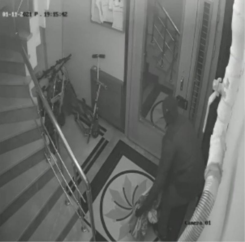 (Özel) Üsküdar’da eve giren hırsızın televizyon çaldığı anlar kamerada
