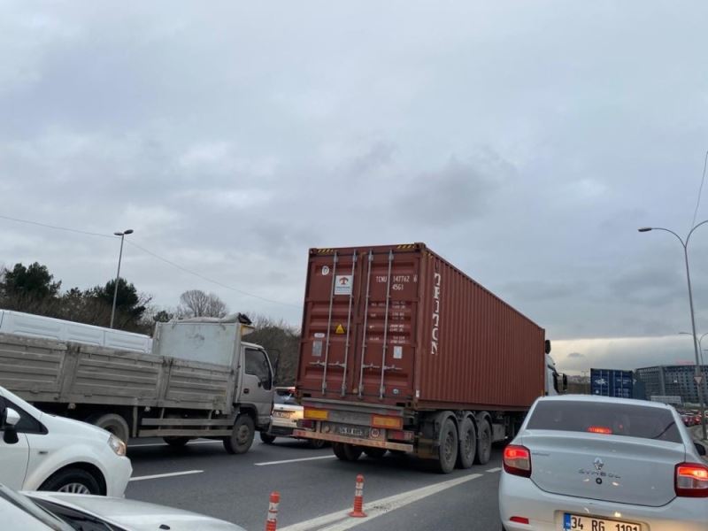 İstanbul’da yasağa uymayan ağır tonajlı araçlar trafiğe neden oluyor
