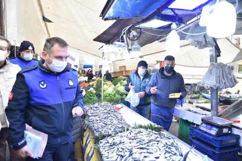 Tuzla’da balık tezgâhlarına hamsi boyu denetimi
