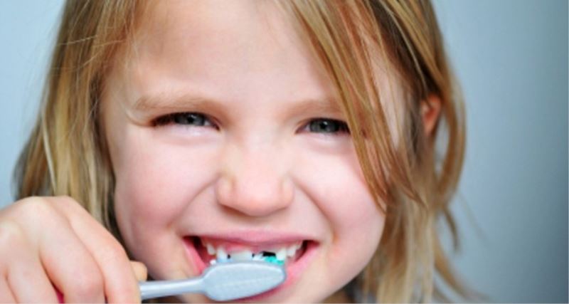 Çocuklar, günde en az 2 kez diş fırçalamalı
