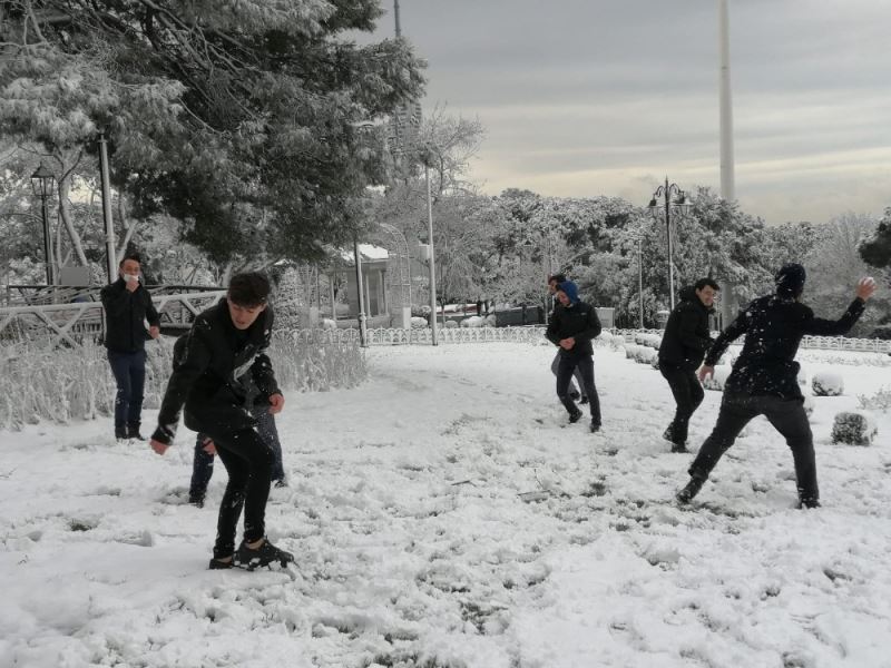 Çamlıca’da çocukların kartopu keyfi
