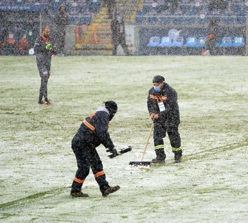 Başakşehir-Sivasspor maçında zemin beyaza büründü