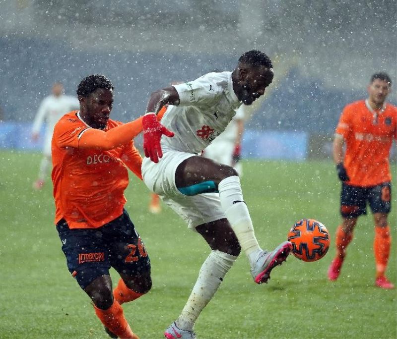 Başakşehir - Sivasspor maçında yoğun kar yağışı
