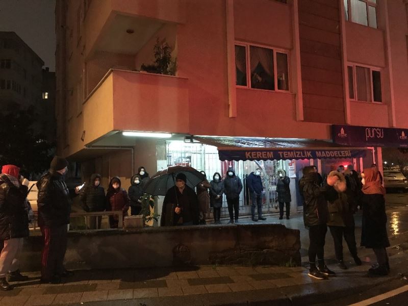 Kadıköy’de korkutan patlama: Kısıtlamada mahalleli sokağa döküldü
