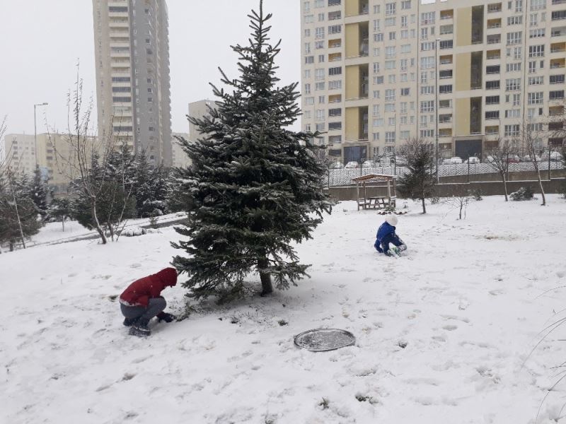 Başakşehir’de çocuklar kartopu oynayıp, tepsiyle kaydılar
