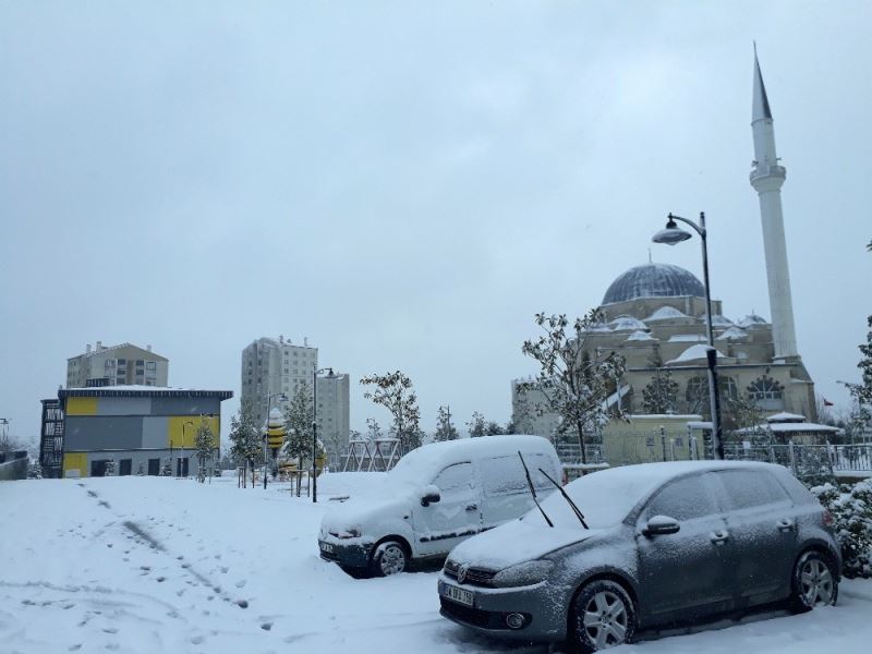 Başakşehir güne beyaz örtüyle uyandı
