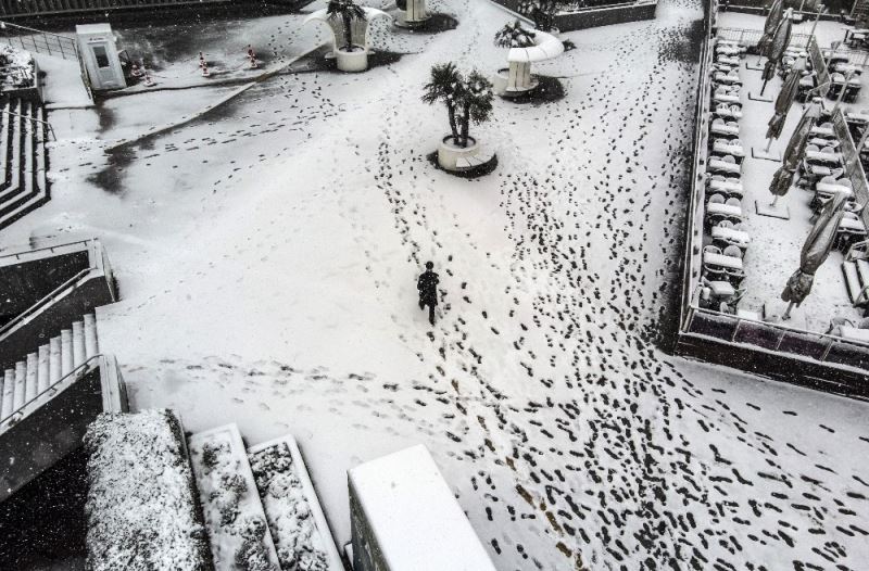 Beyaz örtü ile kaplanan Mecidiyeköy havadan görüntülendi
