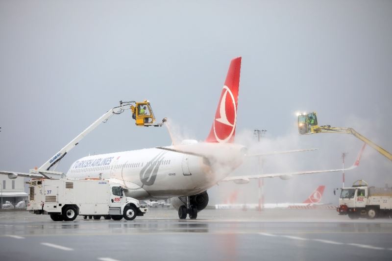 İstanbul Havalimanı’nda uçaklara buz ve dona karşı de-icing işlemi uygulanıyor
