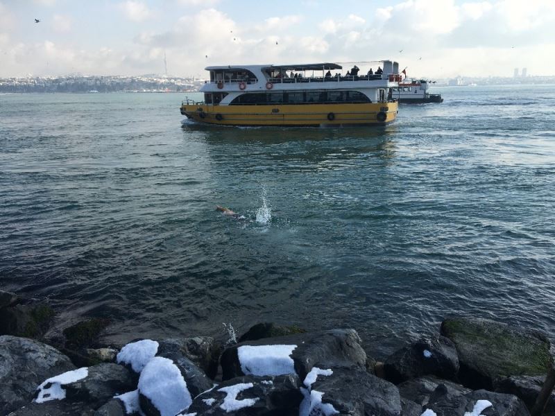 Sarayburnu Sahili’nde karda deniz ve sucuk keyfi