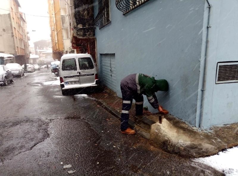 Beyoğlu’nda kar yağısından etkilenen sokak hayvanları unutulmadı
