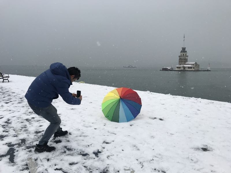 (Özel) Kız Kulesi beyaz gelinliğini giydi: Fotoğrafçıların akınına uğradı