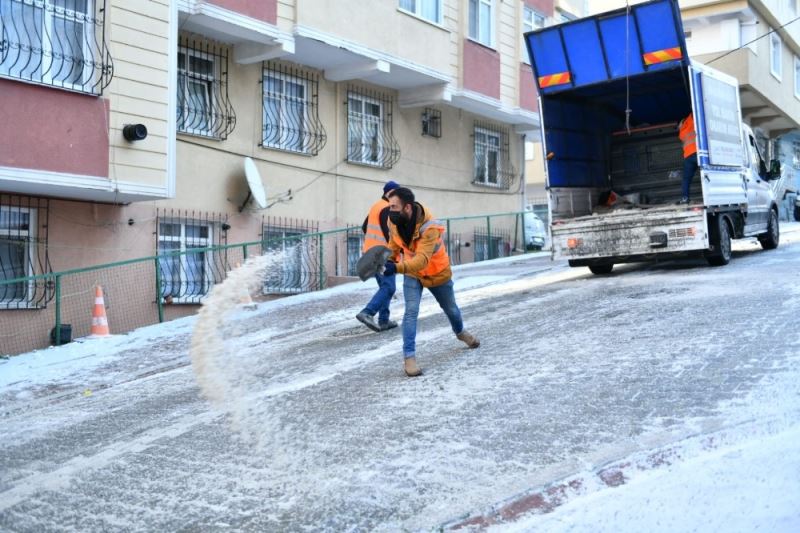 Esenyurt’ta buzlanmaya karşı çalışmalar devam ediyor
