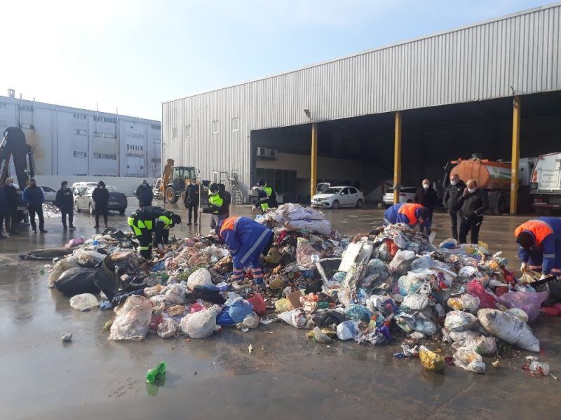 Belediye ekipleri unutulan altınları didik didik çöpler arasında aradı