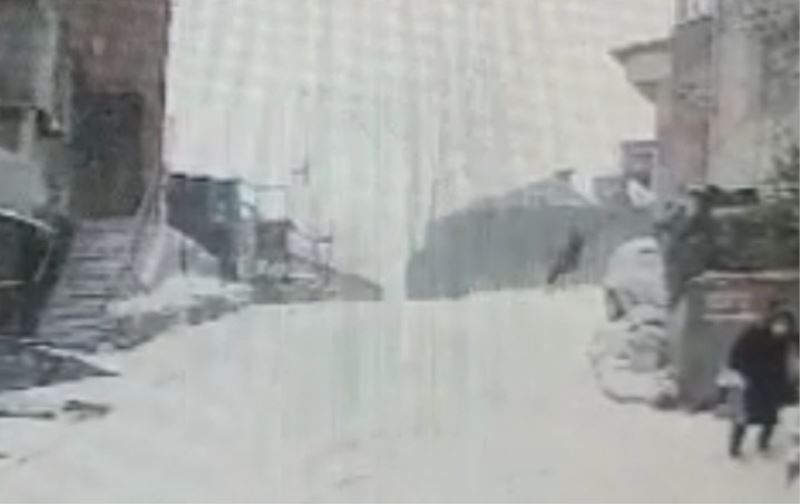 Kağıthane’de buzlanan yolda düşen vatandaşa çarpan otomobil kayarak duvara çarptı
