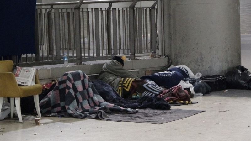 (Özel) Taksim’de sokakta kalan evsizler otele yerleştirildi