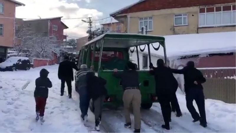 İBB’nin cenaze aracını karda vatandaşlar itti
