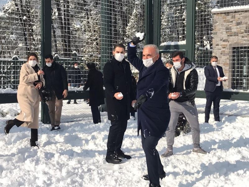 Gençlerin isteğini kırmayan belediye başkanı kartopu savaşında
