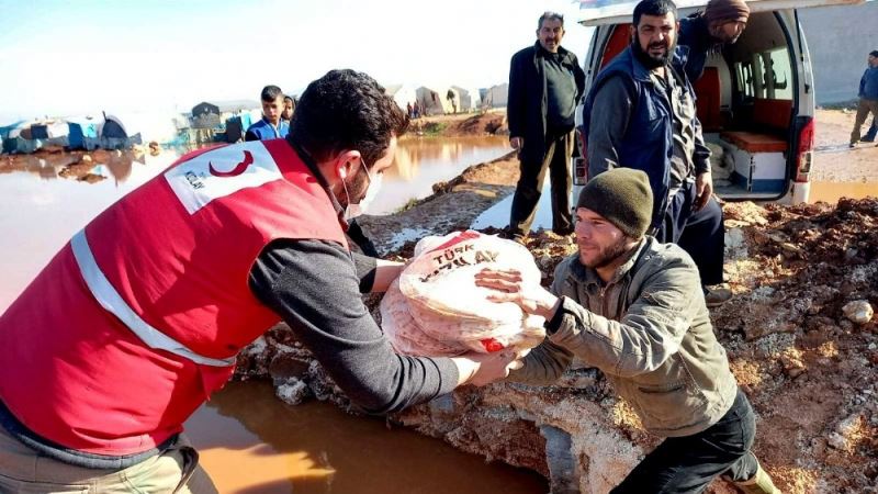 İdlib’deki selzedelere Türk Kızılay yardımı
