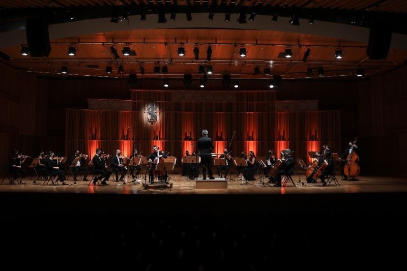 Milli Reasürans Oda Orkestrası Çağ Erçağ’a eşlik ediyor
