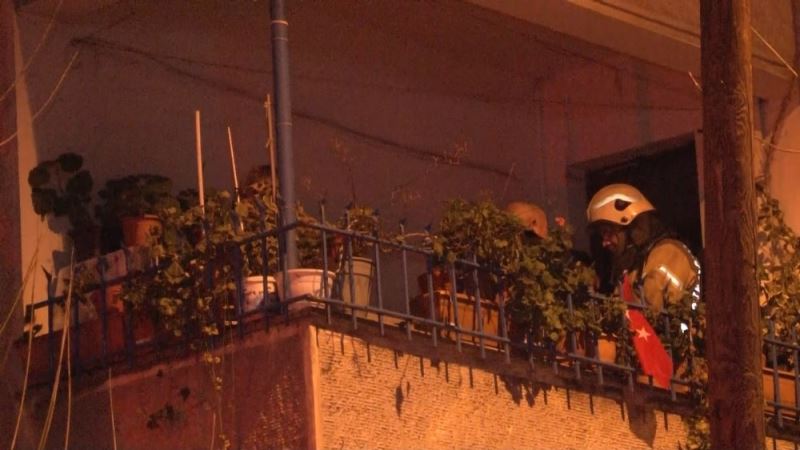 Avcılar’da alevlerin yükseldiği dairede mahsur kalan vatandaşlar balkona sığındı

