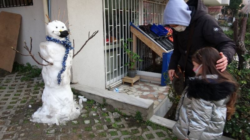 (Özel) Kartal’da kardan adamı çalınan küçük kıza sürpriz
