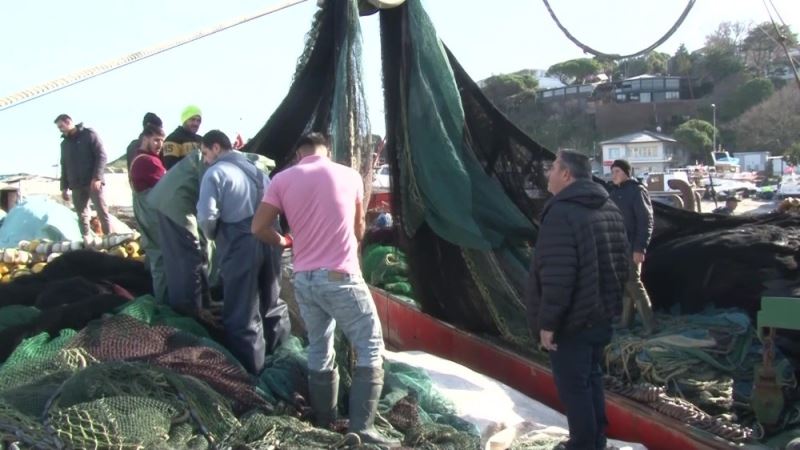(Özel) Uzatılan hamsi yasağı sonrası balıkçı tekneleriyle dolan Şile Limanı havadan görüntülendi