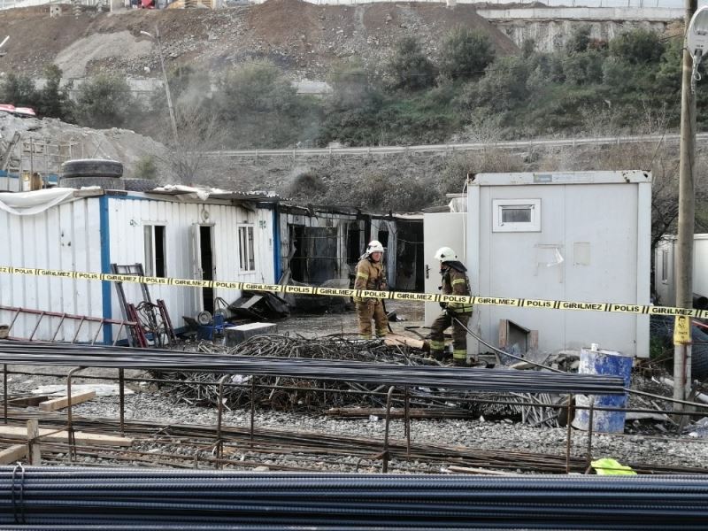 Finans merkezinde işçilerin kaldığı konteynerler yandı
